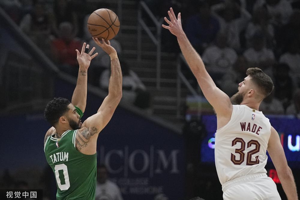 着大批粉丝 着大批粉丝